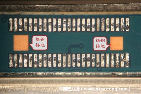 把板對板連接器全部移除，發(fā)現(xiàn)其下方板子共有兩個裸銅的方形設(shè)計。
