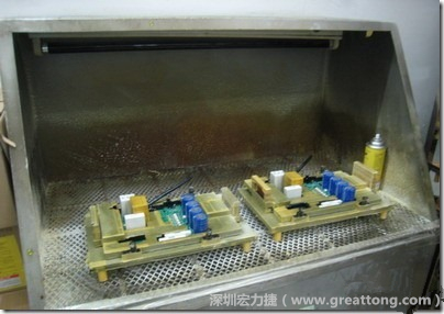 使用噴涂(Spraying)方式作業(yè)conformal coating時(shí)，需設(shè)備抽真空的設(shè)備，否則噴涂的物質(zhì)會(huì)飄散到空氣當(dāng)中，影響人體的健康。